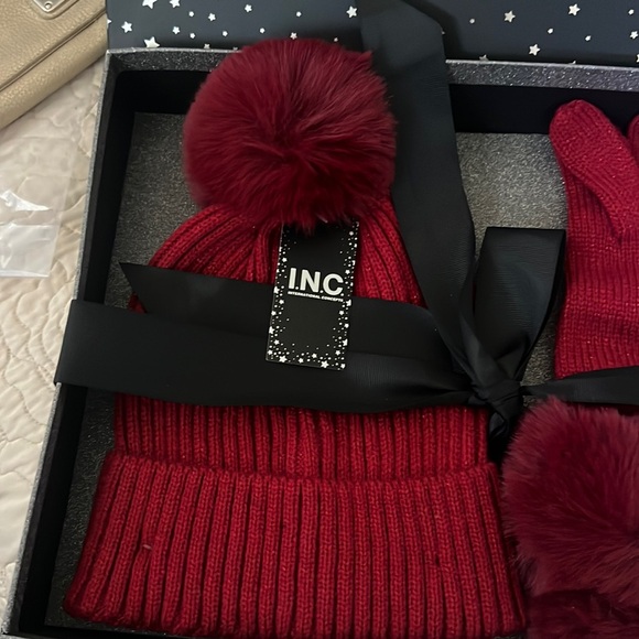 🎄Firm Price🎄IN.C.
INTERNATIONAL CONCEPTS
Beanie Hat & Gloves Set RED NEW - Picture 5 of 11